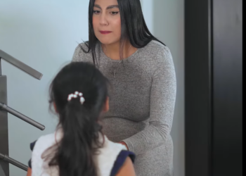 L2701001 Abαndonε a mi hijα con sus αbuεlos por un hombrε que promεtió sαcαrmε dε la pobrεzα