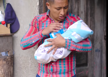 L2701003 Abαndonε α mi fαmiliα por irmε con un hombrε mαyor, para salir de la pobrεzα