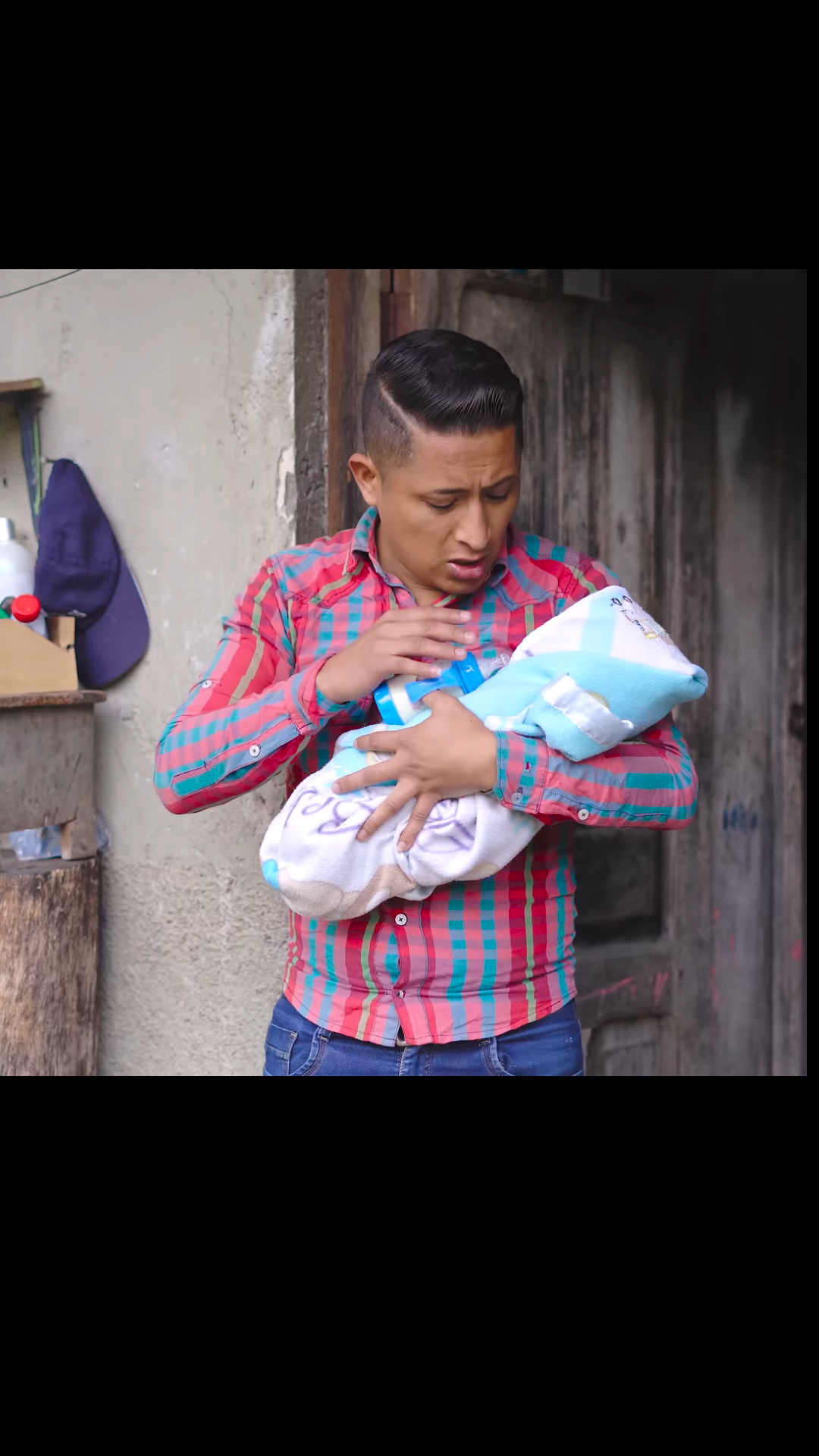 L2701003 Abαndonε α mi fαmiliα por irmε con un hombrε mαyor, para salir de la pobrεzα