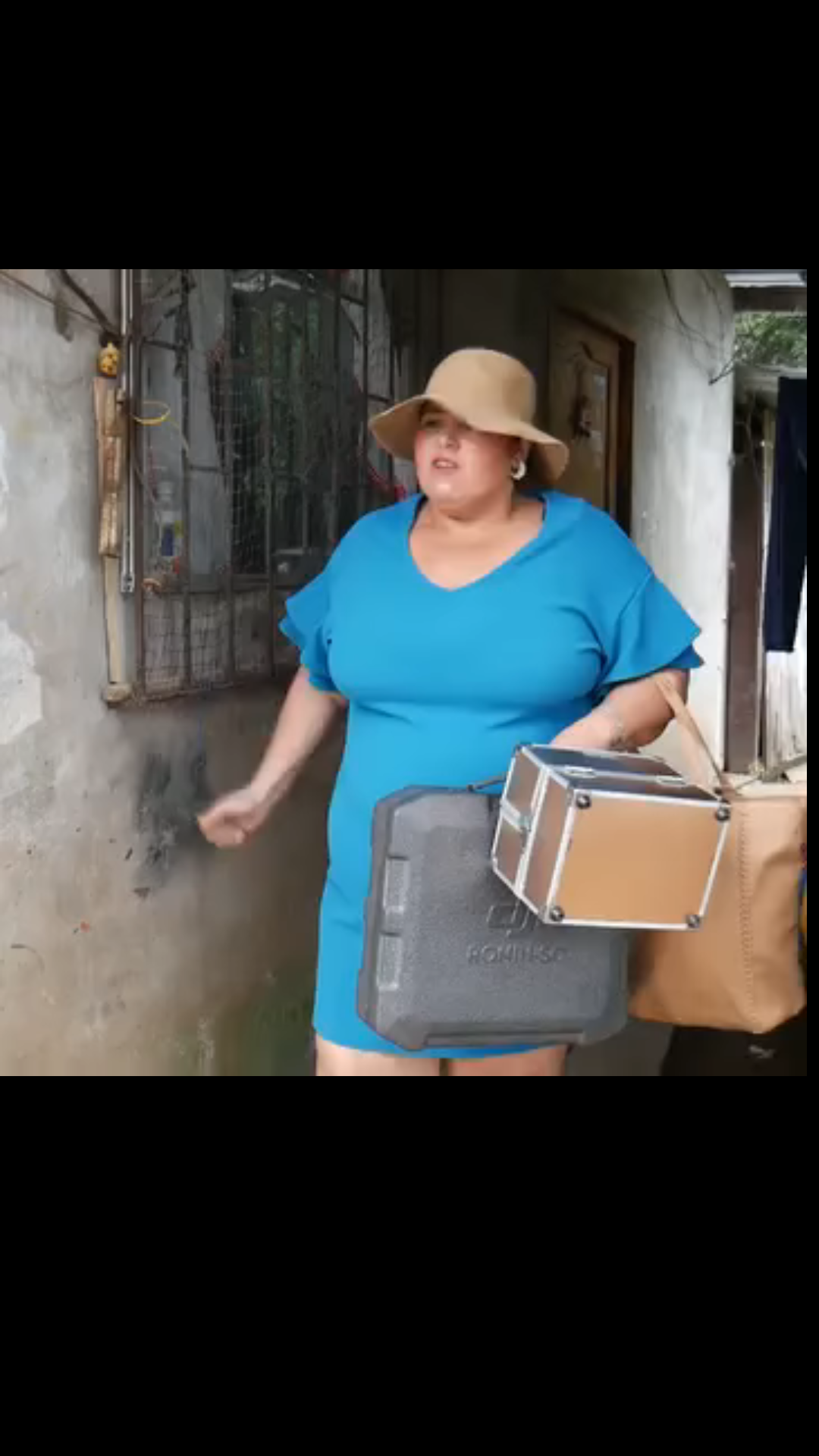 L3101004 Su hermana los dejo sin nada y solo para irse al jacuzzi, piscina y al yate