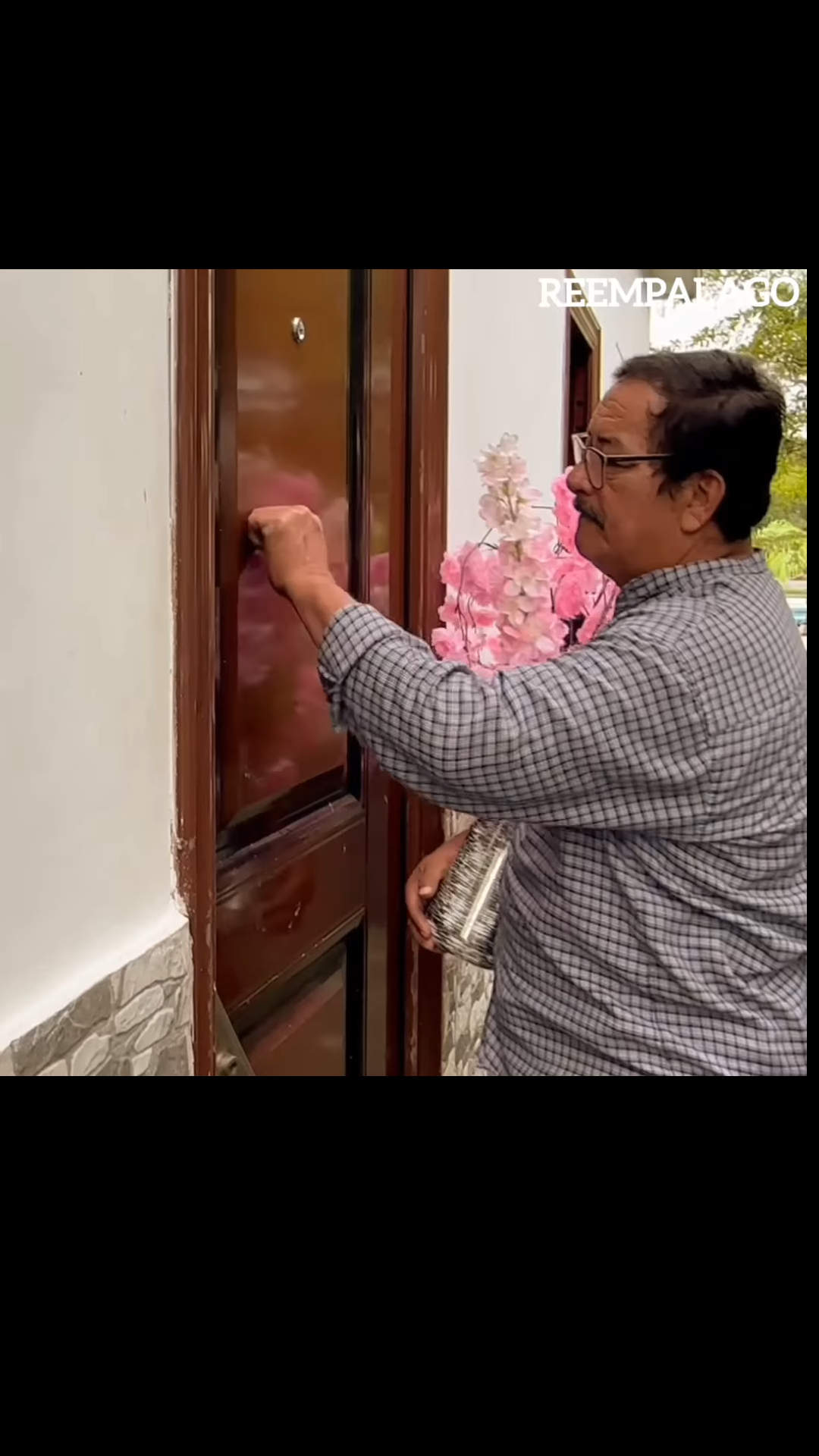 L2701002 A las dos las dejo con una bendición