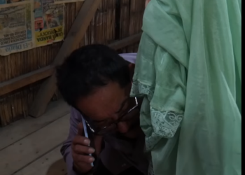 L2701003 Empleada quería la flor 4 por 4 la misma que tenia la jefa