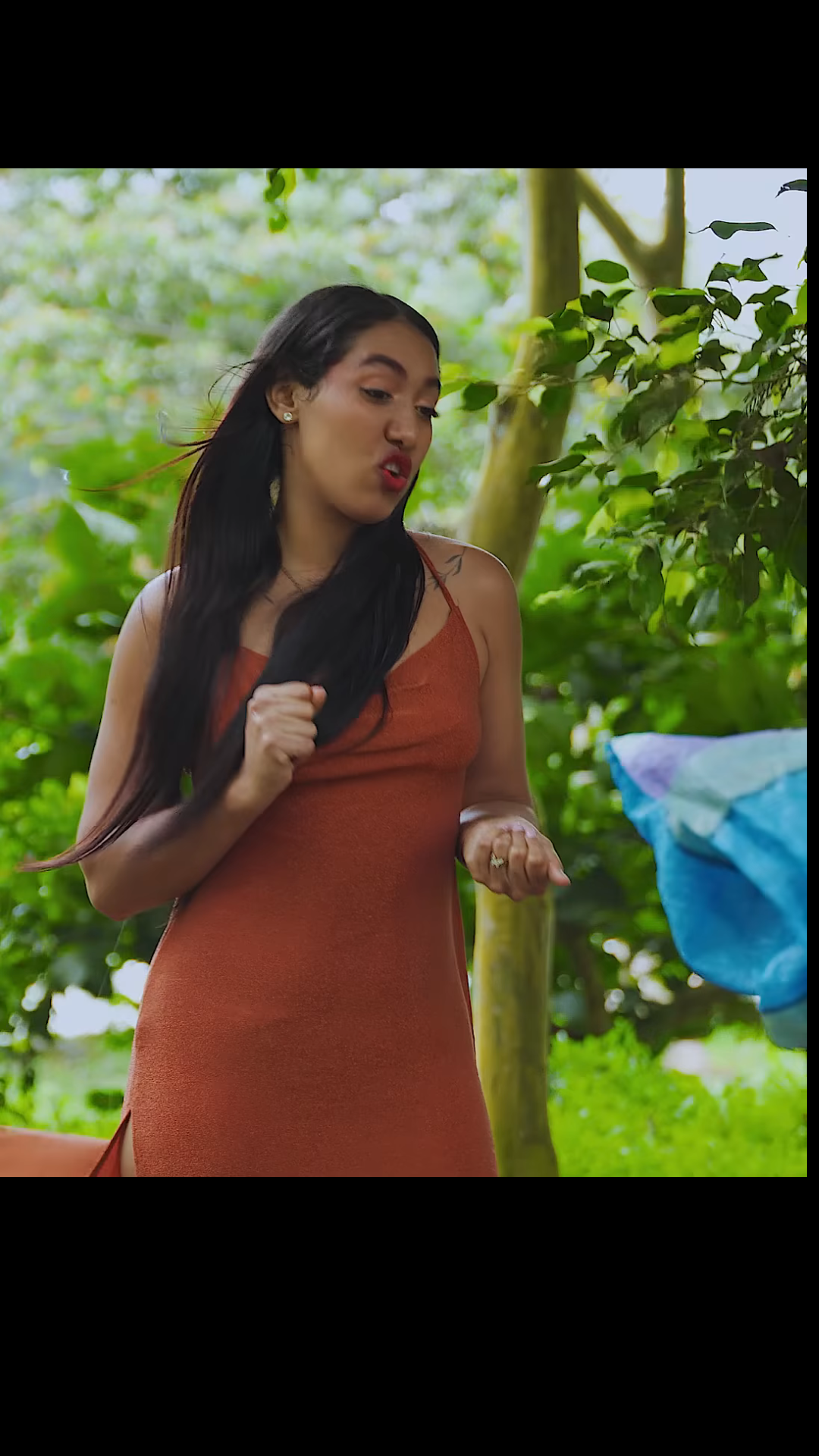 L2701005 Hija se avergonzαba de su madre por ser cαmp3sinα y terminó pagando caro su error part2