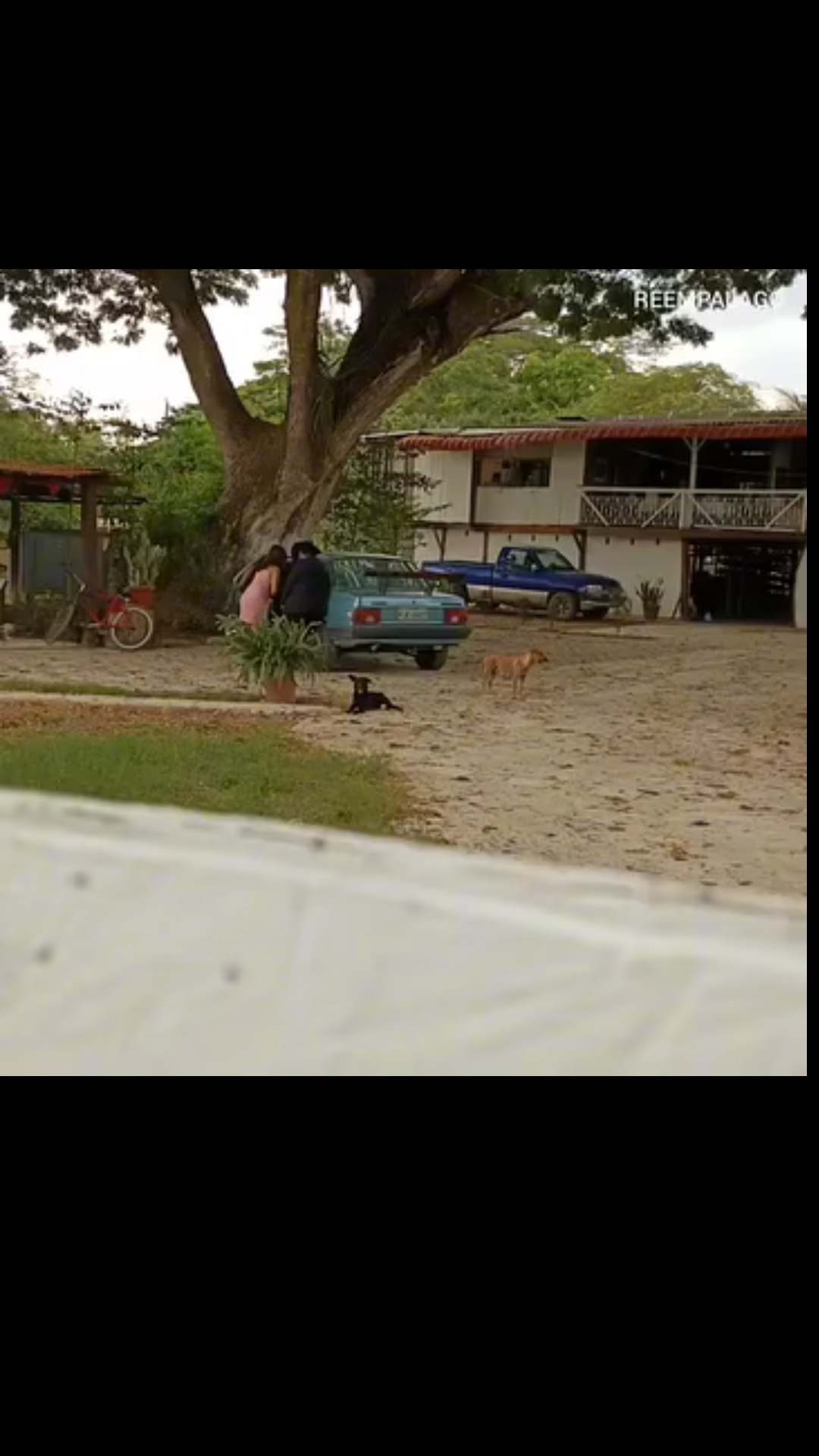 L2701001 Fue capaz de darle la bebida para estar nuevamente juntos los tres