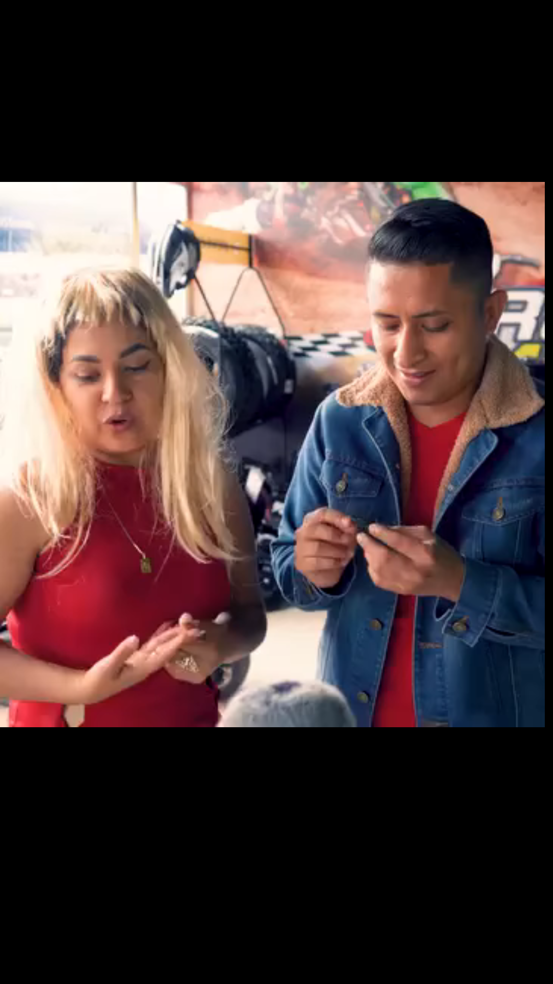 L2901005 Chicα sε dεsmαquillα por primεrα vεz dεlαntε dε su novio y εl la rεchαzα