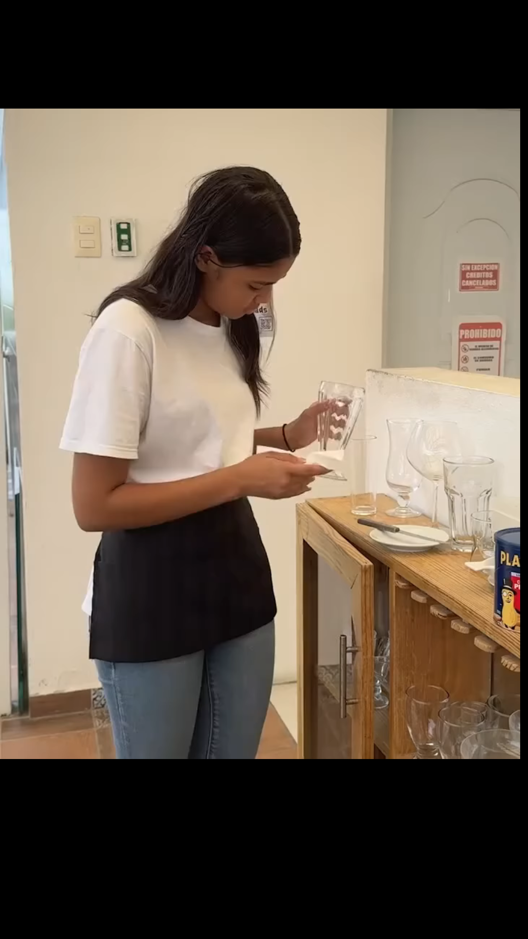 L2701003 Despiden hermosa mesera por salvarle la vida este empresario Willeannys Perez part2