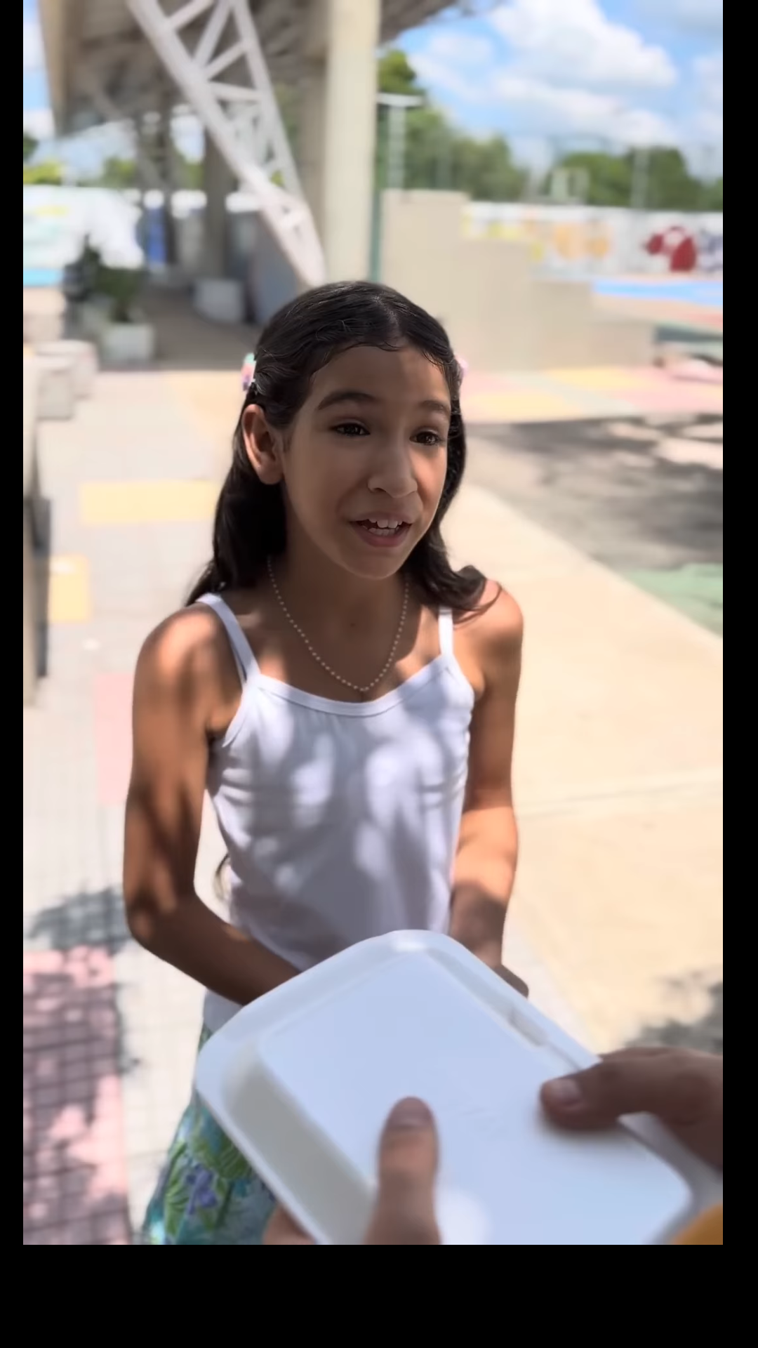 L0402004 Niñ4 bota la comida porque quiere comer en un restaurante y su papá la apoya😱 Linis Florez part2