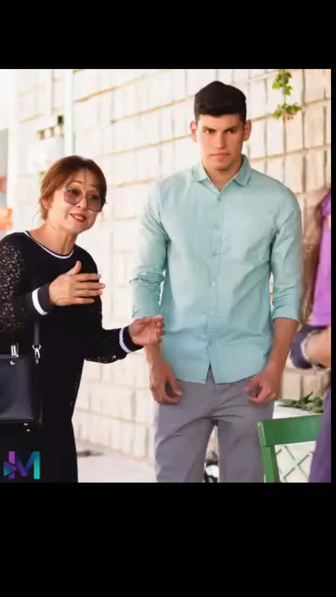 L0302005 Niña malcriada hace ver como intrusa a esta bella pepenadora