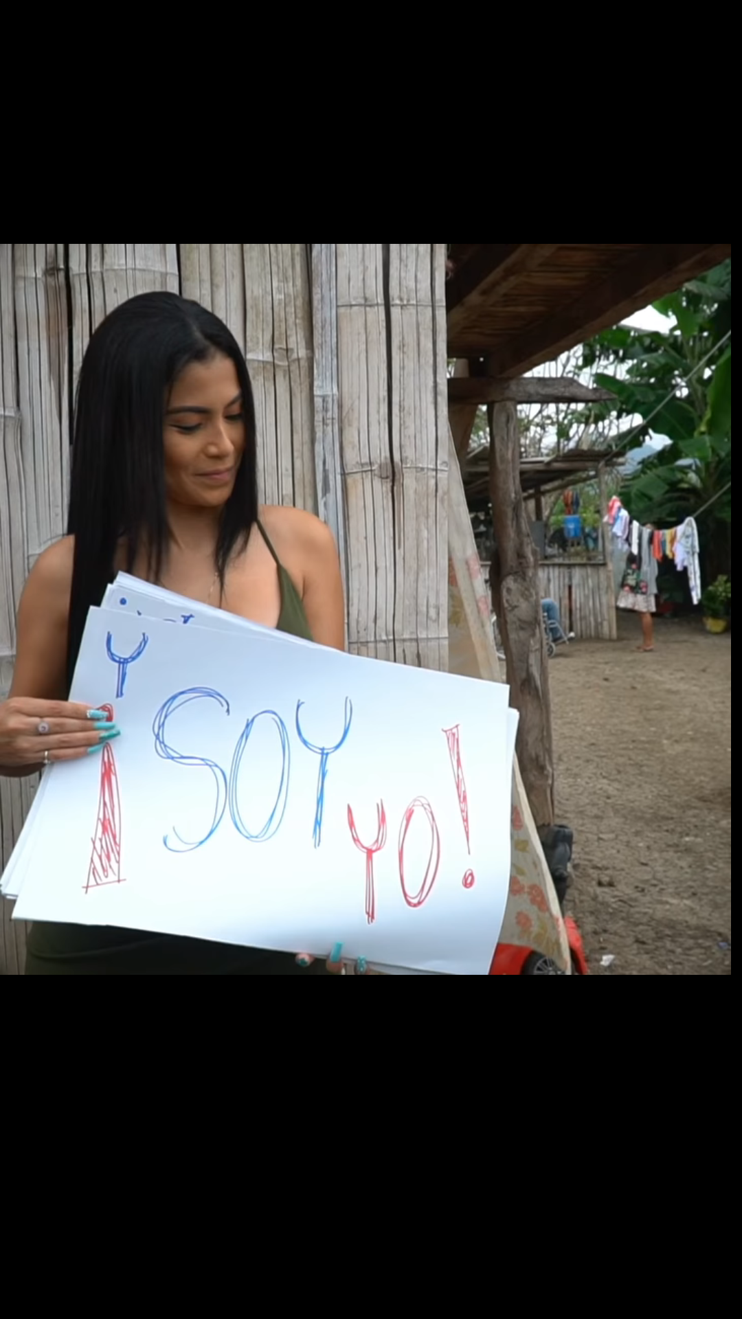 L0302003 Mujer visita a su mama humilde