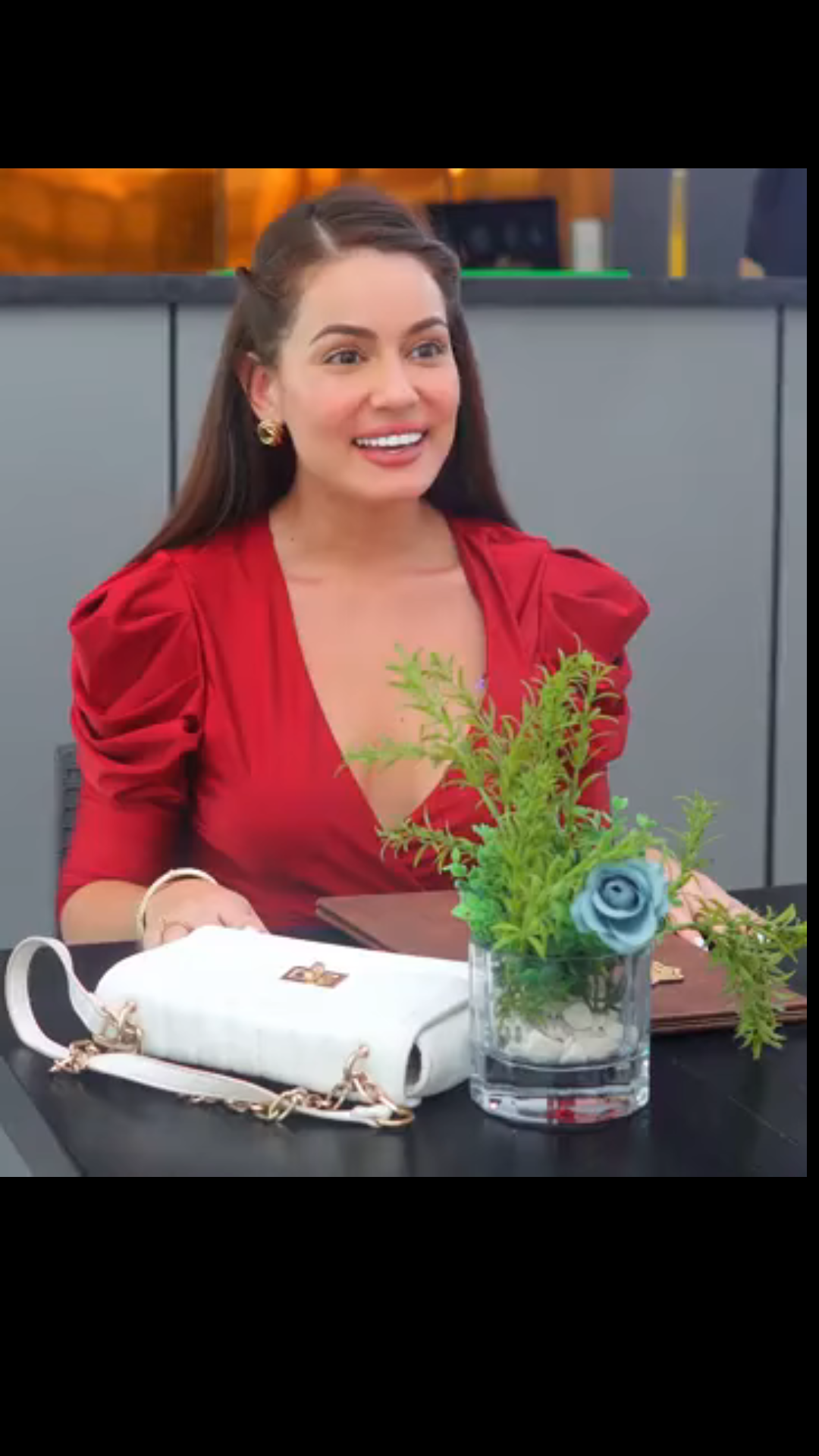 L0402003 Millonaria compra este mesero pobre se part2