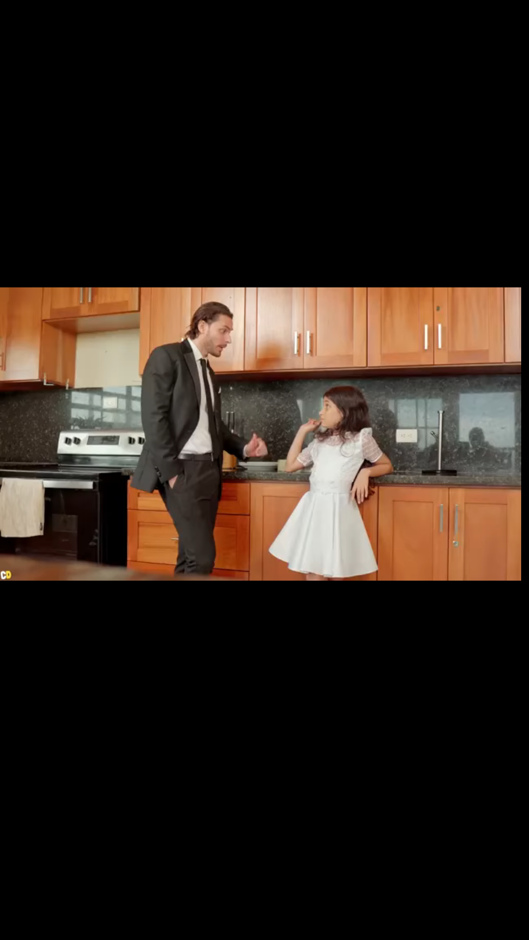 L0502004 Niña destruyo el vestido de novia de su madre por part2