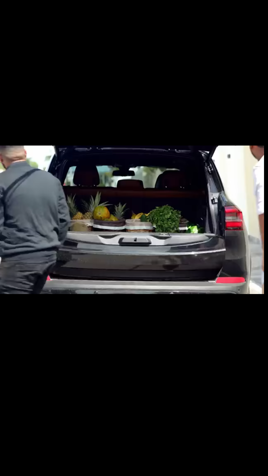 L0502005 Millonario pone prueba vendedores de frutas co part2