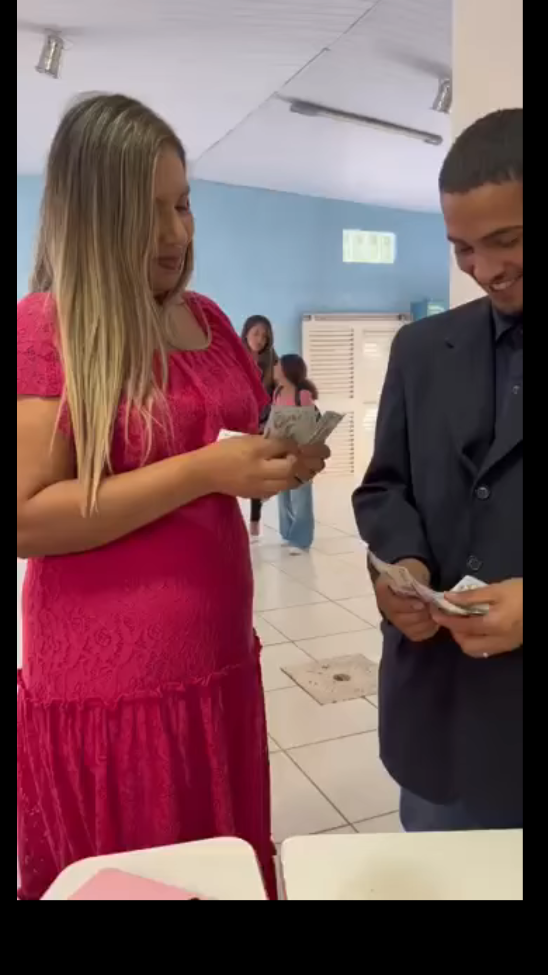 L0502004 La pobre niña encuentra mucho dinero en la escuela y sus ambiciosos profesores se aprovechan de ello part2