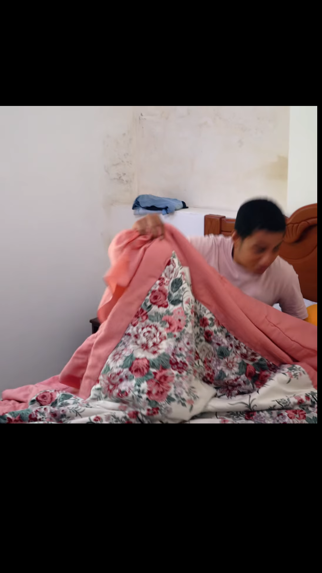 L0302001 Hombre traiciona a su esposa con su madre