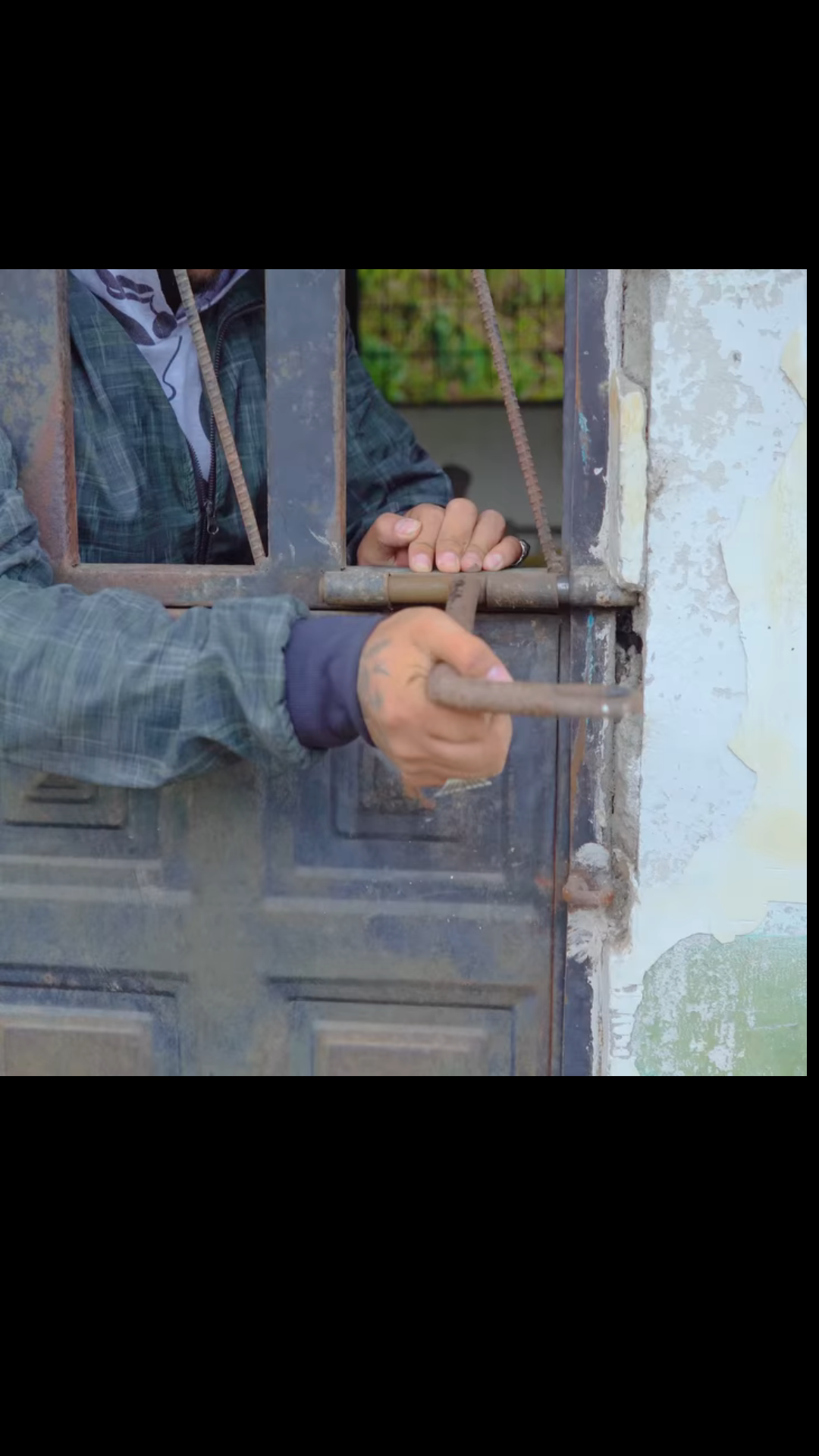 L0502004 Joven logra Escapar de la Prisión, pero no creerás el Motivo de su Decisión😱😭 part2