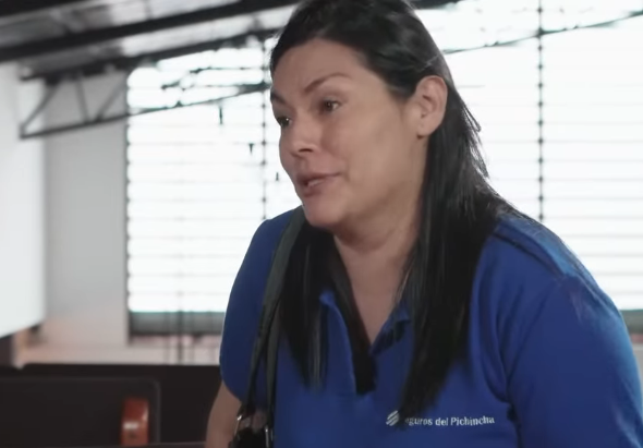 L0302002 Mujer humilde roba un plato de comida por una buena razón part2