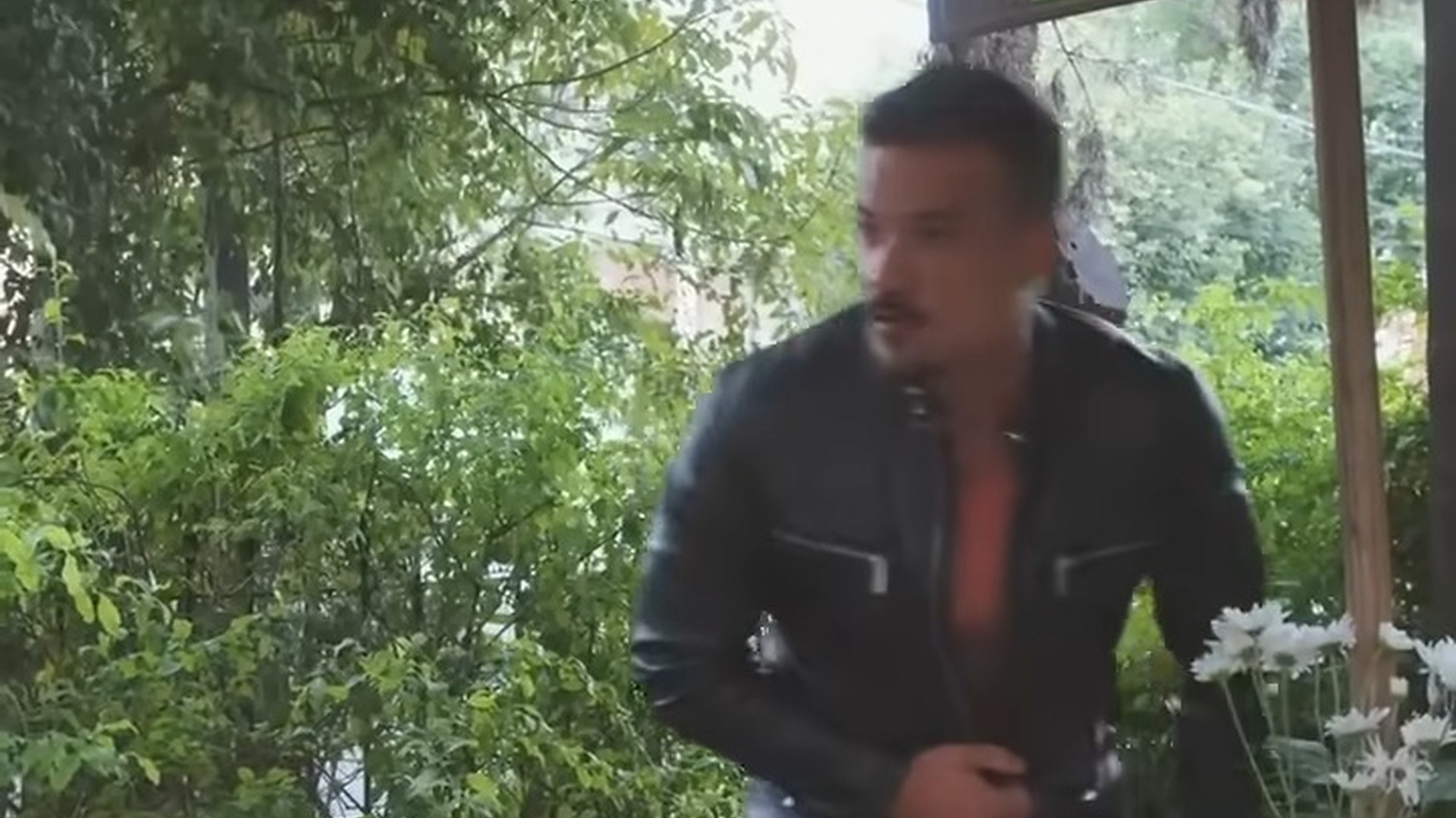 L0303002 Millonaria fingió ser mesera para salvarle la vida part2