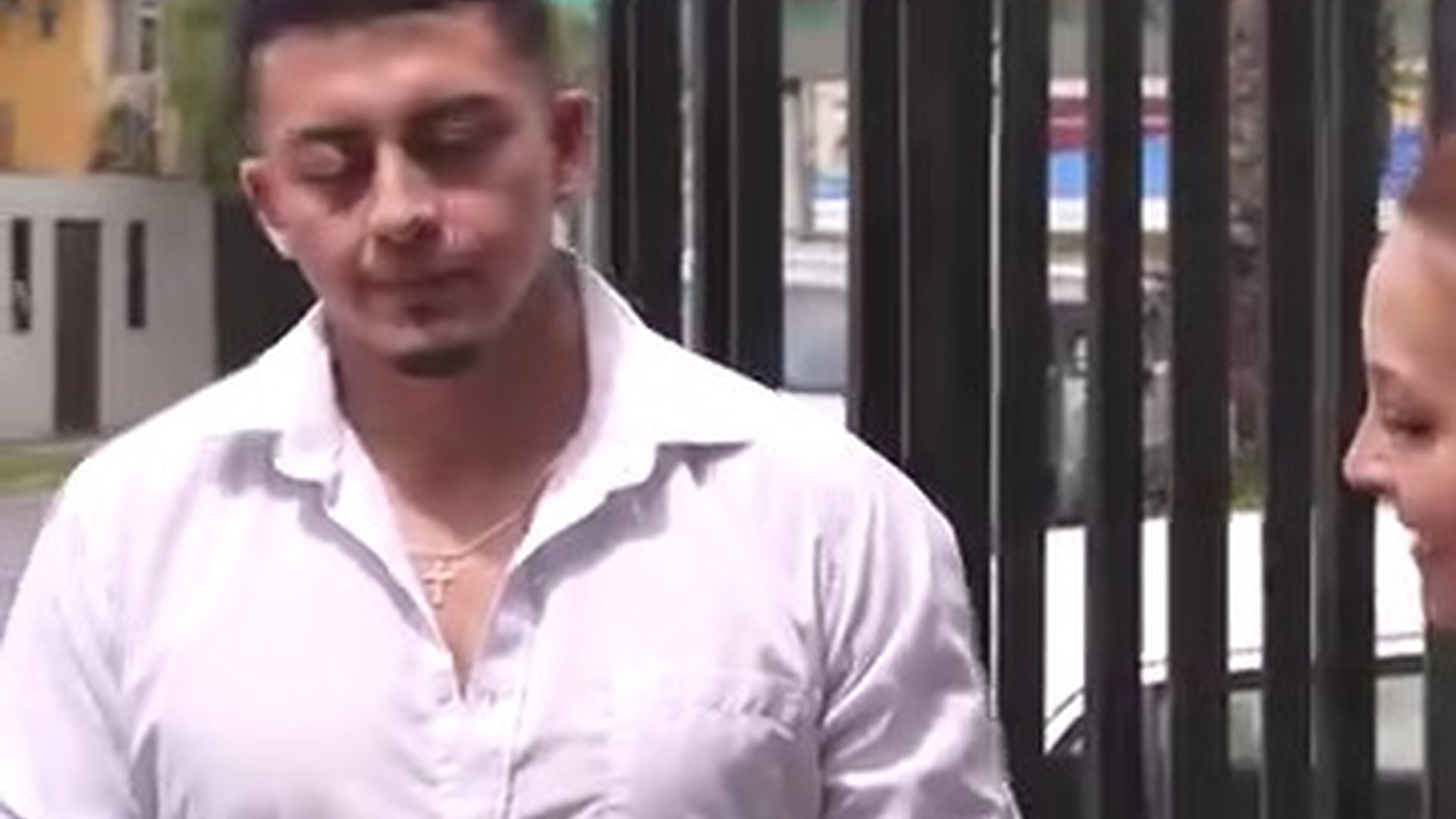 L0303004 Prefirió los lujos y el dinero de una mujer mayor que al amor de su vida. part2