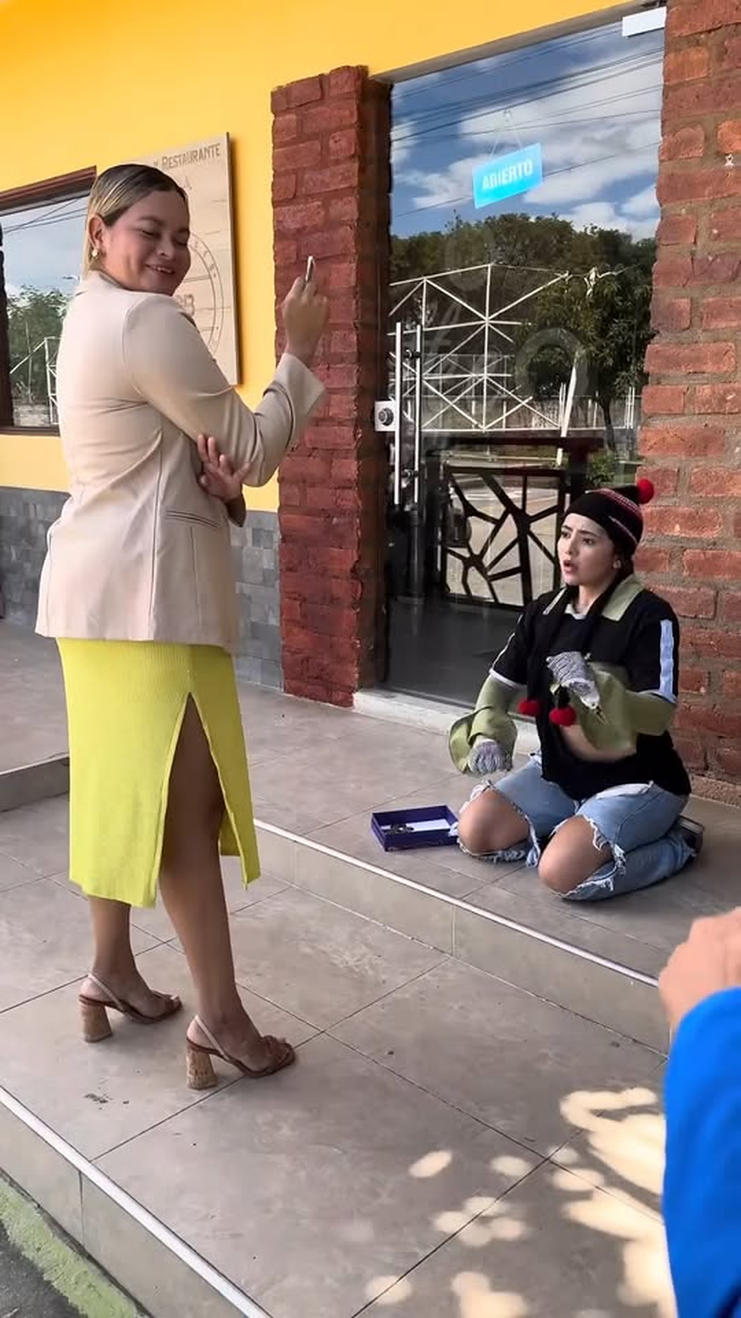 L0603005 Mujer humilla a personas de la calle por un pan😢 Linis Florez part2