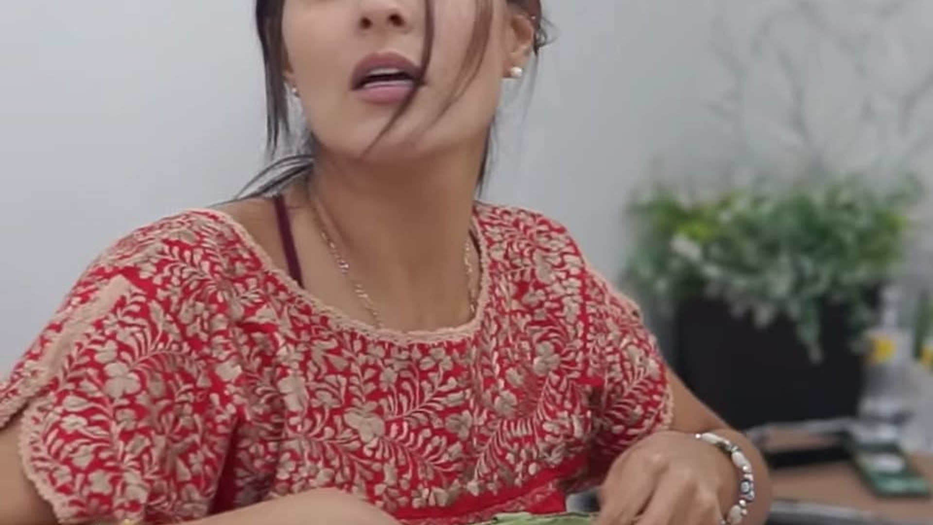 L0803003 Esta enfermera le negó los servicios y la humilló por su vestimenta humilde. part2