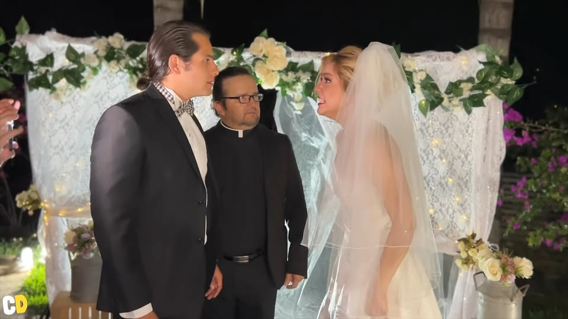 L0903004 Le dijo miniatura fea la maquilladora de la boda part2