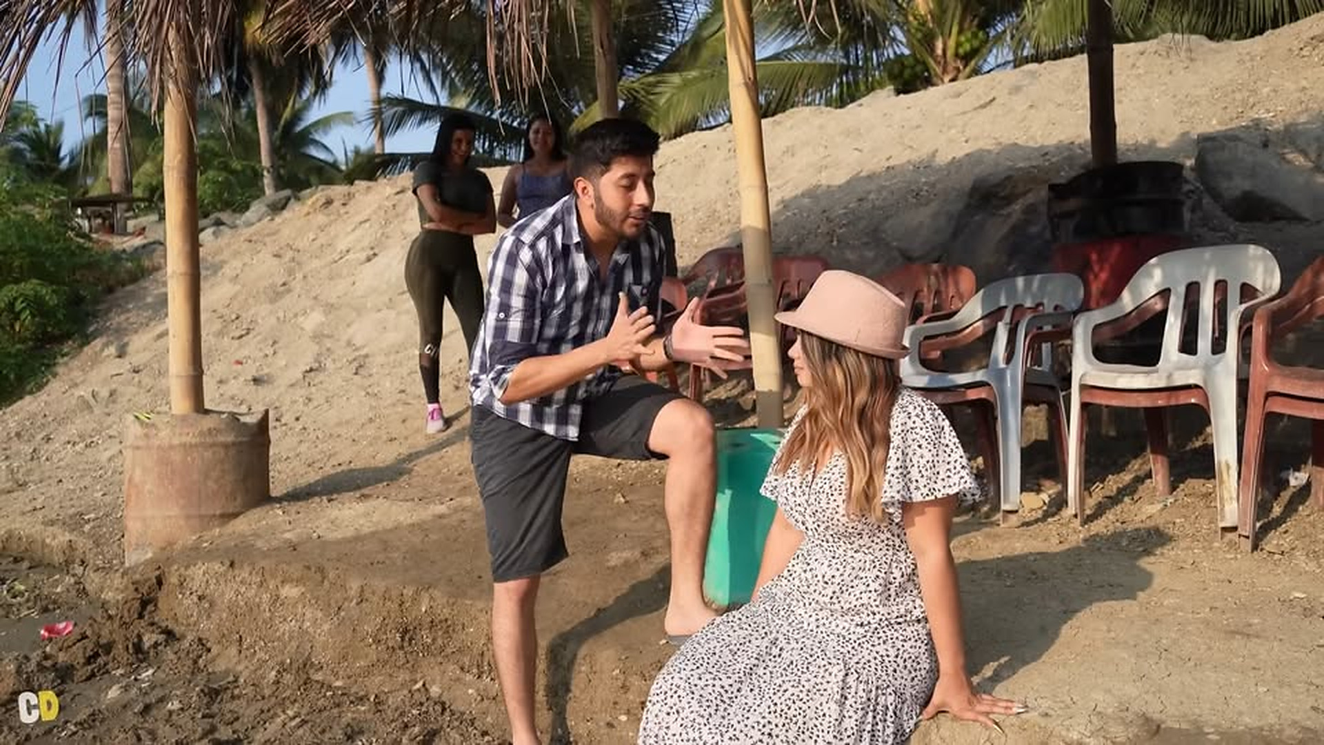 L1003001 Le decían patito feo hasta que la vieron en traje part2