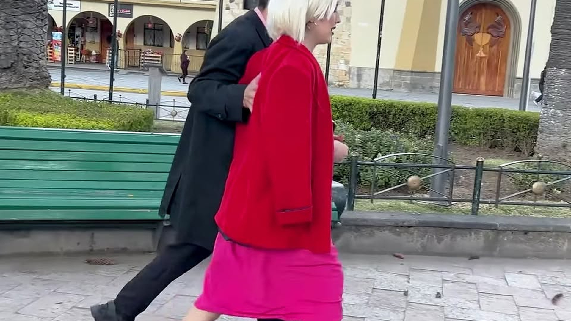 L1203002 Se lleno de billetes todo el vestido para hu1r de su amigo.temp part2