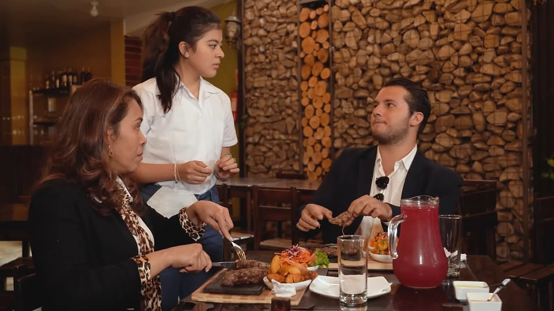 L1203001 Madre millonaria se avergüenza de su hija mesera part2