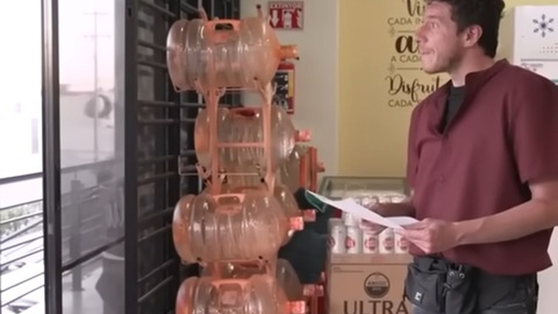 L1403002 Nadie sabía porque este niñ0 se escondía en una ti part2