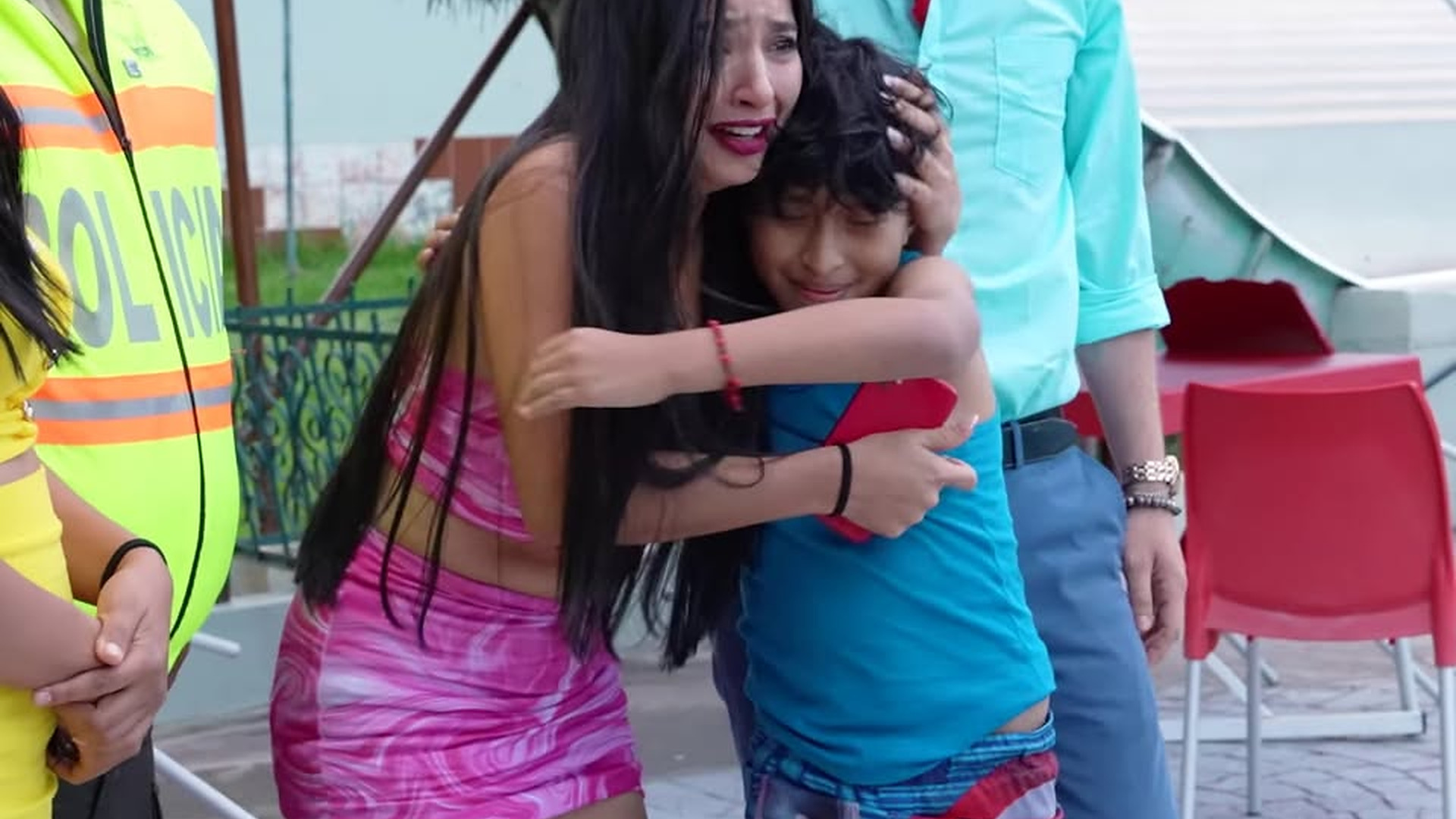 L1303005 Empujio a su hijio por el tobogán por su ad1csion al celular part2