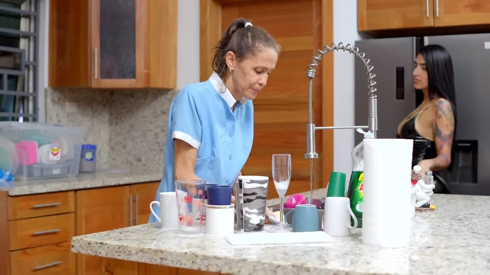 L1303001 Millonaria regala pastel lleno de billetes su es part2