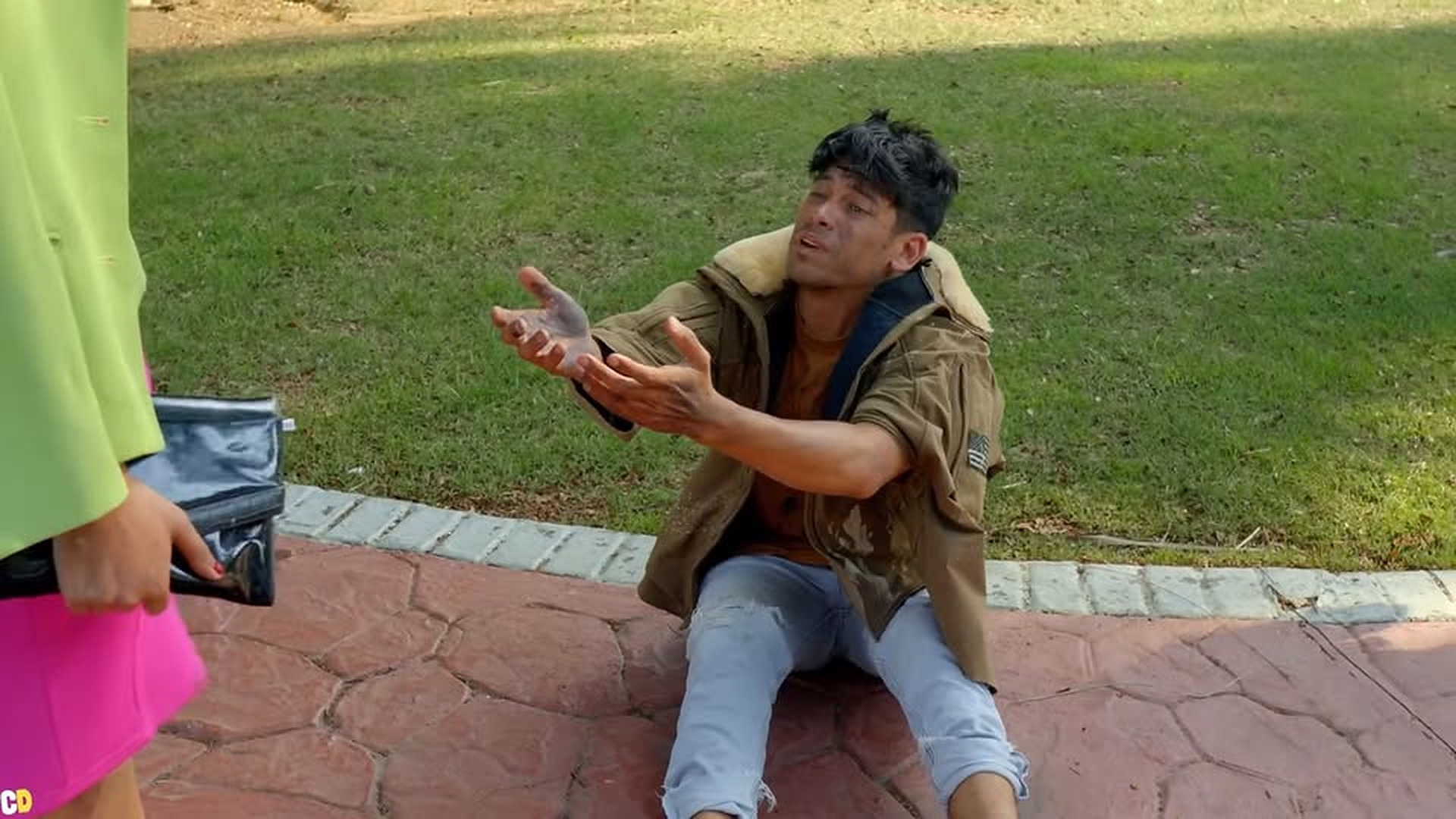 L2203004 Recién graduada visita la tumba de su madre le part2